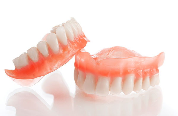 akrilovye-zubnye-protezy-foto-3